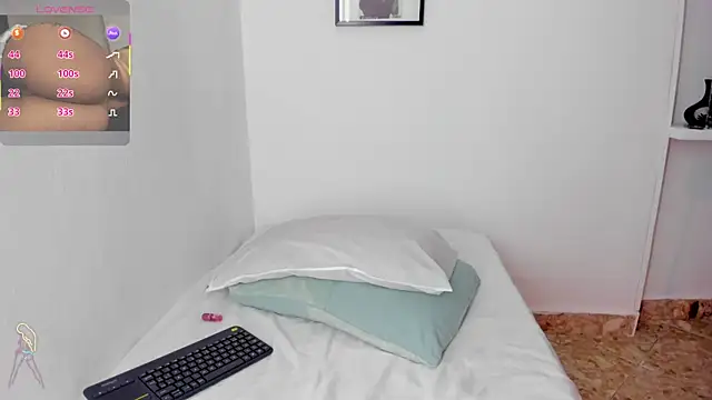 Snapshot of valerycolins chatting on 09-24-25, 12:47 valerycolins online show from 09-24-25, 12:47