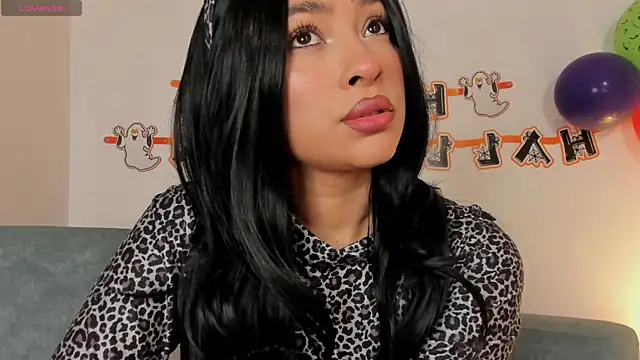 Snapshot of valerycolins chatting on 10-27-25, 04:05 valerycolins online show from 10-27-25, 04:05