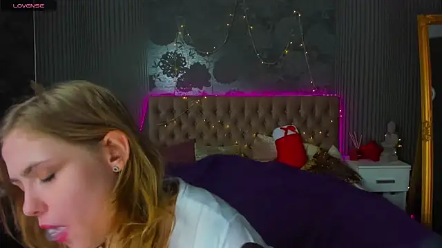 Snapshot of DellaRowe chatting on 01-09-25, 01:24 DellaRowe online show from 01-09-25, 01:24