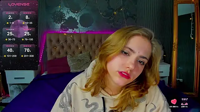 Snapshot of DellaRowe chatting on 01-13-25, 04:30 DellaRowe online show from 01-13-25, 04:30