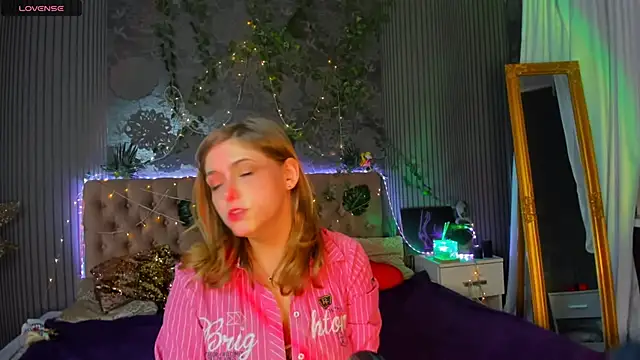 Snapshot of DellaRowe chatting on 01-22-25, 02:03 DellaRowe online show from 01-22-25, 02:03