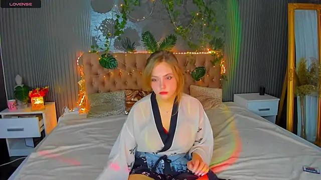 Snapshot of DellaRowe chatting on 02-10-25, 01:33 DellaRowe online show from 02-10-25, 01:33