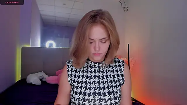 Snapshot of DellaRowe chatting on 09-10-25, 12:16 DellaRowe online show from 09-10-25, 12:16