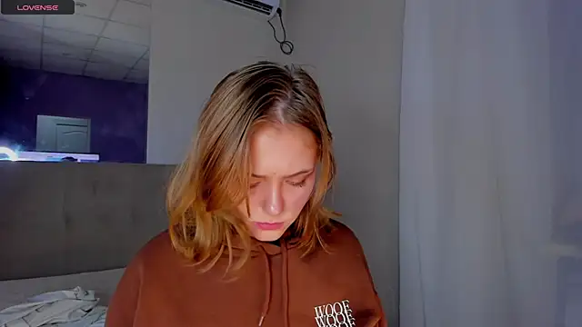 Snapshot of DellaRowe chatting on 09-25-25, 12:31 DellaRowe online show from 09-25-25, 12:31