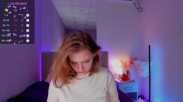 Snapshot of DellaRowe chatting on 10-15-25, 12:38 DellaRowe online show from 10-15-25, 12:38