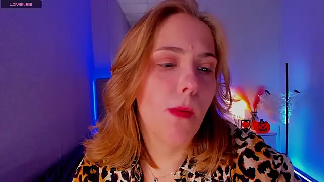 Snapshot of DellaRowe chatting on 10-20-25, 12:27 DellaRowe online show from 10-20-25, 12:27