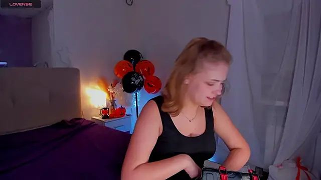 Snapshot of DellaRowe chatting on 10-27-25, 01:37 DellaRowe online show from 10-27-25, 01:37