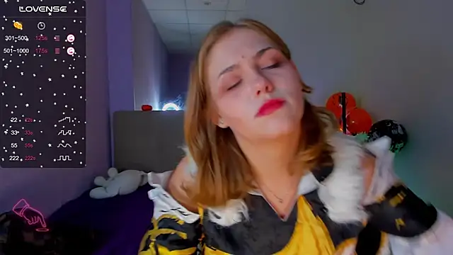 Snapshot of DellaRowe chatting on 11-05-25, 01:11 DellaRowe online show from 11-05-25, 01:11