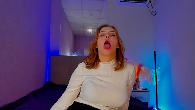 Snapshot of DellaRowe chatting on 11-10-25, 01:10 DellaRowe online show from 11-10-25, 01:10