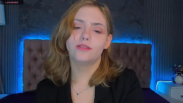 Snapshot of DellaRowe chatting on 11-18-25, 06:18 DellaRowe online show from 11-18-25, 06:18