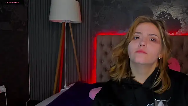 Snapshot of DellaRowe chatting on 11-19-25, 06:24 DellaRowe online show from 11-19-25, 06:24