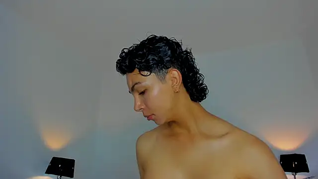 xhenisa  online show from 11-26-25, 09:05