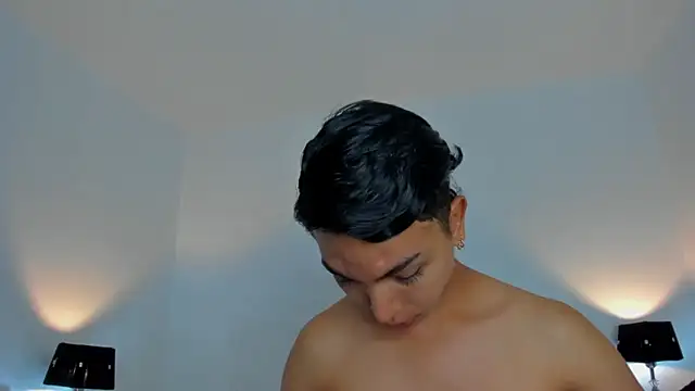 xhenisa  online show from 04-03-26, 01:36