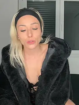 Snapshot of petrouchkaaa_ chatting on 02-02-25, 09:02 petrouchkaaa online show from 02-02-25, 09:02