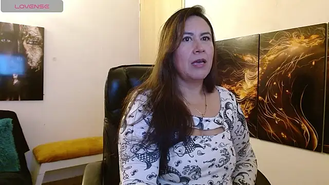 Snapshot of amalia_brunette chatting on 12-19-25, 10:39 amalia brunette online show from 12-19-25, 10:39