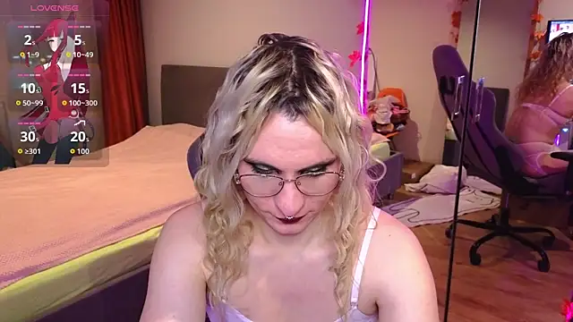 Lori Myaf online show from 11-18-25, 02:54