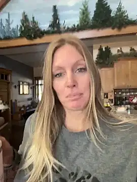 Snapshot of ItsDanniG chatting on 12-27-24, 03:59 ItsDanniG online show from 12-27-24, 03:59