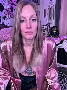 Snapshot of ItsDanniG chatting on 02-13-25, 05:11 ItsDanniG online show from 02-13-25, 05:11