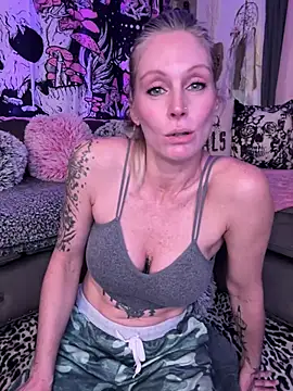 Snapshot of ItsDanniG chatting on 02-24-25, 06:36 ItsDanniG online show from 02-24-25, 06:36