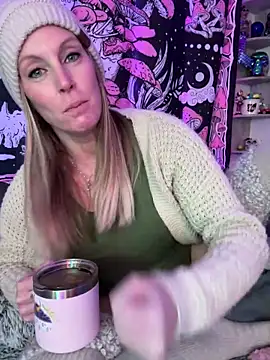 Snapshot of ItsDanniG chatting on 03-04-25, 04:52 ItsDanniG online show from 03-04-25, 04:52