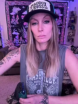 Snapshot of ItsDanniG chatting on 03-11-25, 06:08 ItsDanniG online show from 03-11-25, 06:08