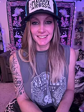 Snapshot of ItsDanniG chatting on 03-11-25, 09:15 ItsDanniG online show from 03-11-25, 09:15