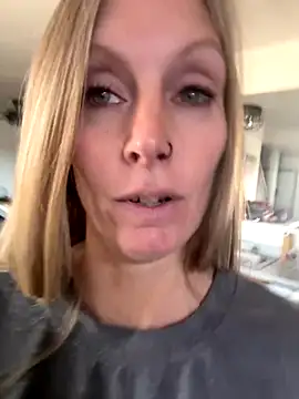 Snapshot of ItsDanniG chatting on 10-14-25, 04:19 ItsDanniG online show from 10-14-25, 04:19