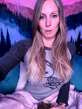 Snapshot of ItsDanniG chatting on 10-29-25, 05:14 ItsDanniG online show from 10-29-25, 05:14