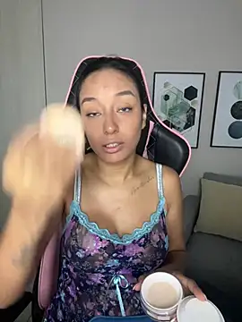 Snapshot of DianaHopson chatting on 01-31-25, 11:13 DianaHopson online show from 01-31-25, 11:13