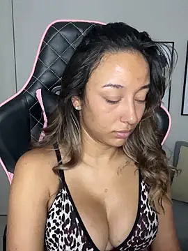 Snapshot of DianaHopson chatting on 02-01-25, 10:37 DianaHopson online show from 02-01-25, 10:37