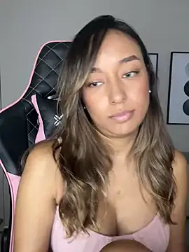 Snapshot of DianaHopson chatting on 02-04-25, 12:33 DianaHopson online show from 02-04-25, 12:33