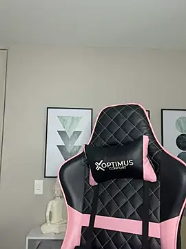 Snapshot of DianaHopson chatting on 02-05-25, 12:38 DianaHopson online show from 02-05-25, 12:38