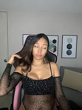 Snapshot of DianaHopson chatting on 02-05-25, 11:06 DianaHopson online show from 02-05-25, 11:06