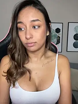 Snapshot of DianaHopson chatting on 02-06-25, 12:37 DianaHopson online show from 02-06-25, 12:37