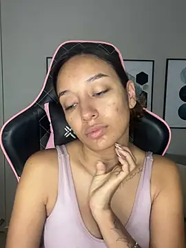 Snapshot of DianaHopson chatting on 02-08-25, 10:29 DianaHopson online show from 02-08-25, 10:29