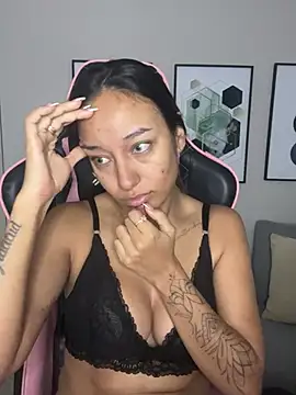 Snapshot of DianaHopson chatting on 02-09-25, 11:04 DianaHopson online show from 02-09-25, 11:04