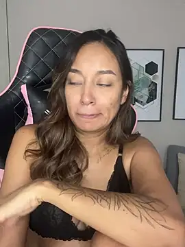 Snapshot of DianaHopson chatting on 02-09-25, 06:05 DianaHopson online show from 02-09-25, 06:05