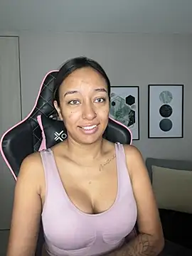 Snapshot of DianaHopson chatting on 02-12-25, 10:35 DianaHopson online show from 02-12-25, 10:35