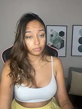 Snapshot of DianaHopson chatting on 02-12-25, 10:37 DianaHopson online show from 02-12-25, 10:37