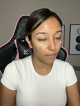 Snapshot of DianaHopson chatting on 02-15-25, 11:17 DianaHopson online show from 02-15-25, 11:17