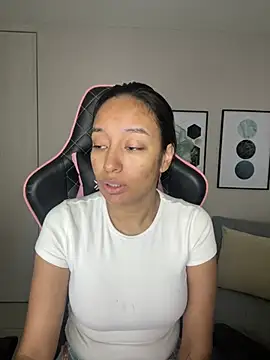 Snapshot of DianaHopson chatting on 02-16-25, 11:16 DianaHopson online show from 02-16-25, 11:16