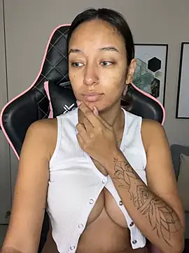 Snapshot of DianaHopson chatting on 02-18-25, 10:16 DianaHopson online show from 02-18-25, 10:16