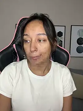 Snapshot of DianaHopson chatting on 02-19-25, 10:23 DianaHopson online show from 02-19-25, 10:23