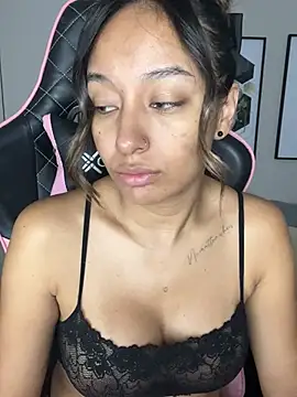 Snapshot of DianaHopson chatting on 02-20-25, 09:55 DianaHopson online show from 02-20-25, 09:55