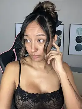 Snapshot of DianaHopson chatting on 02-20-25, 12:57 DianaHopson online show from 02-20-25, 12:57