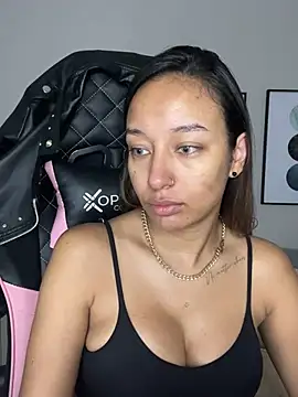 Snapshot of DianaHopson chatting on 02-21-25, 10:28 DianaHopson online show from 02-21-25, 10:28