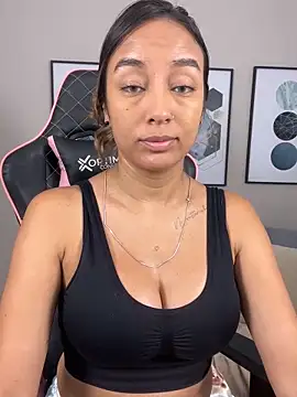 Snapshot of DianaHopson chatting on 02-25-25, 11:22 DianaHopson online show from 02-25-25, 11:22