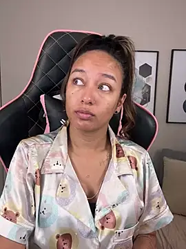 Snapshot of DianaHopson chatting on 02-26-25, 10:36 DianaHopson online show from 02-26-25, 10:36