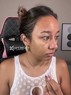 Snapshot of DianaHopson chatting on 03-01-25, 10:24 DianaHopson online show from 03-01-25, 10:24