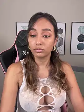 Snapshot of DianaHopson chatting on 03-01-25, 01:29 DianaHopson online show from 03-01-25, 01:29